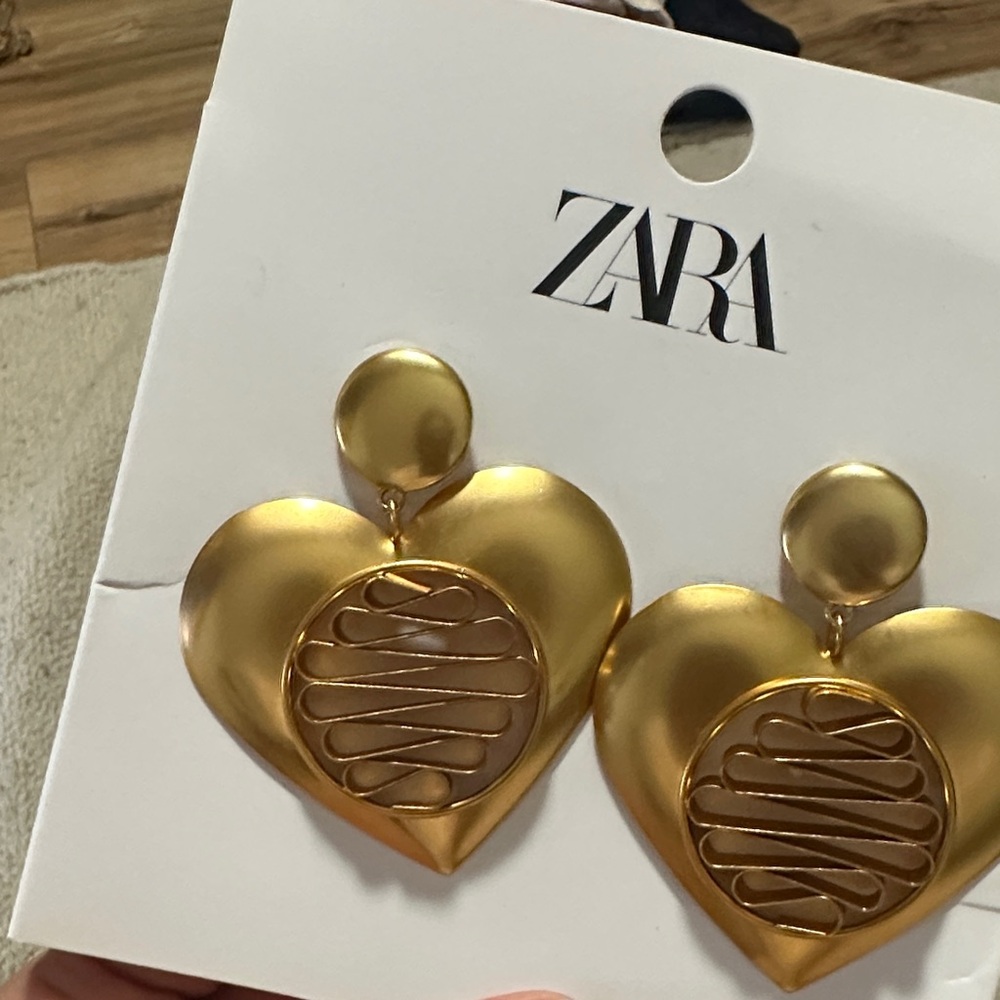 Zara Metallic Heart Earrings - Picture 3 of 4